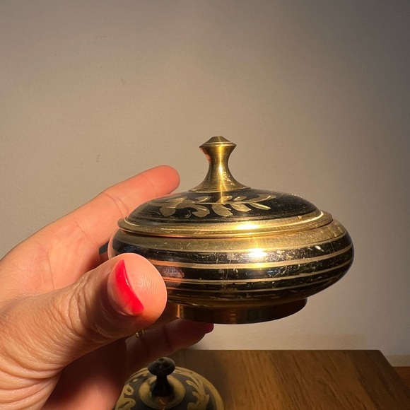 Brass and black jewelry, trinket dishes, make up holders vintage etched India - Picture 7 of 9